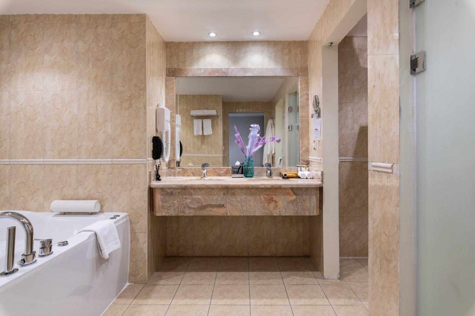 Warwick Al Jubail Hotel מראה חיצוני תמונה